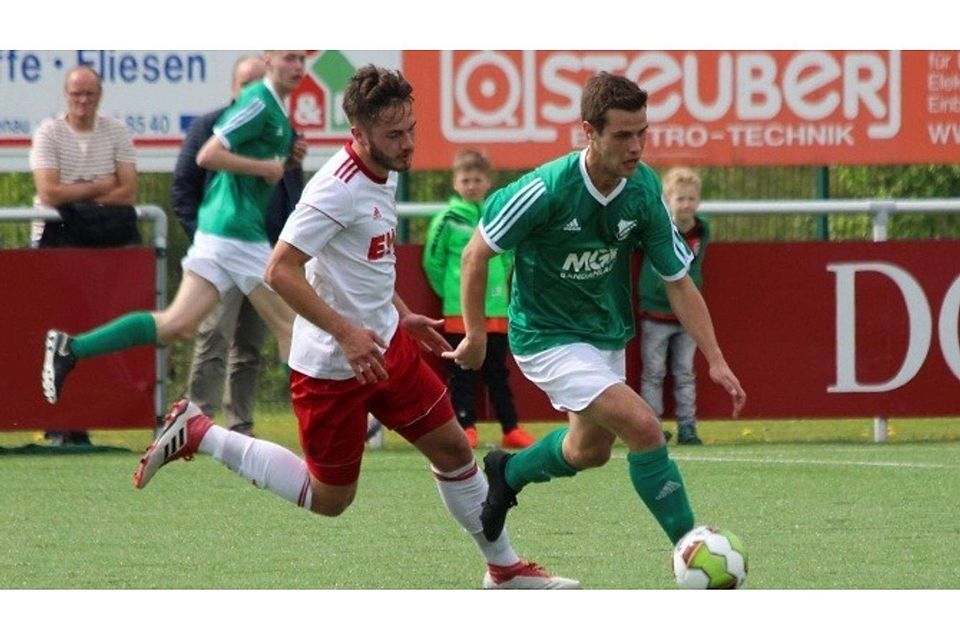 Dreifachtorschütze Nicolas Gerich vom SV Rothemühle (links) verfolgt hier Raphel Hütte vom TuS Rhode. Am Ende wurde der SVR seiner Favoritenstellung gerecht und siegte mit 5:0.	Foto: Pascal Mlyniec