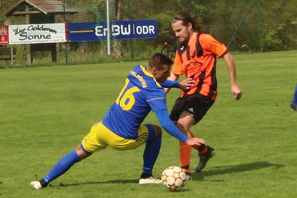 Thomas Haas (rechts) setzte sich mit dem FC Maihingen gegen den SV Holzkirchen (links Yannik Beck) mit 2:1 durch und bleibt an der Spitze. Thomas Haas (rechts) setzte sich mit dem FC Maihingen gegen den SV Holzkirchen (links Yannik Beck) mit 2:1 durch und bleibt an der Spitze.