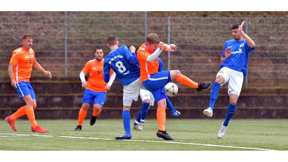 Wenn zwei sich streiten, freut sich der Dritte: Während Simon Kopp und Robin Hechler (im Vordergrund) sich vergeblich um den Ball bemühen, nutzt Konrad Däbritz (links) seine Chance und trifft zum 1:0 für den TSV Hambach. Am Ende aber hat sich Spitzenreiter FSV Rimbach 4:1 durchgesetzt.	 Foto: Dagmar Jährling