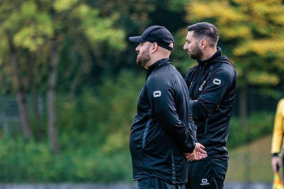 Himmet Kol (li.) und Adriano Terranova (re.) räumen den Trainerstuhl beim Mittelrheinliga-Schlusslicht FC Pesch.