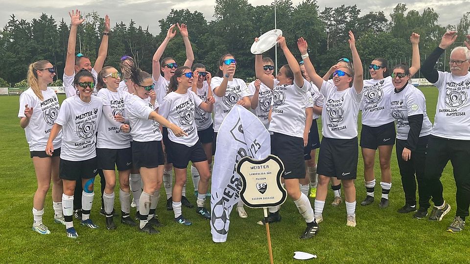 Hoch die Meisterschale: Die Fußballmädels des SC Regensburg sind zurück in der Bayernliga.