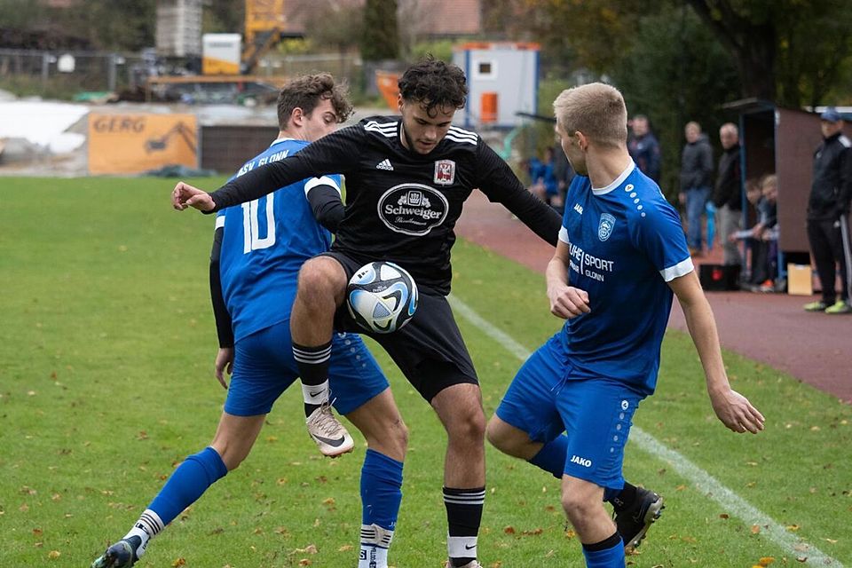 Gut gedoppelt: Glonns (blau, li.) Valentin Hain und Michael Staudinger lassen Briken Behrami keinen Freiraum.