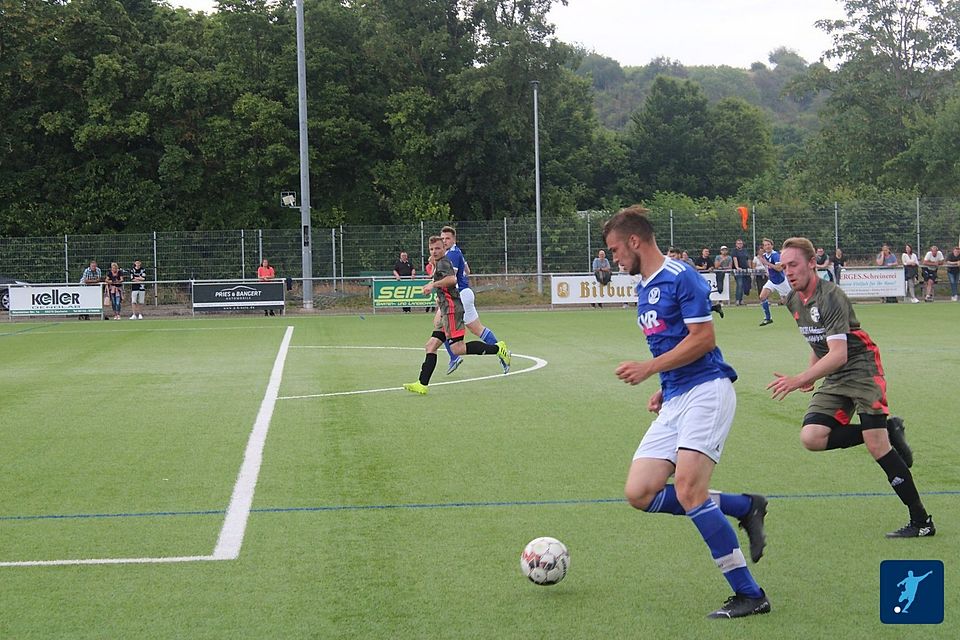 Der SV Gau-Algesheim (hier in blau) gewinnt den Jan-Rickel-Cup zum zweiten Mal in Folge.