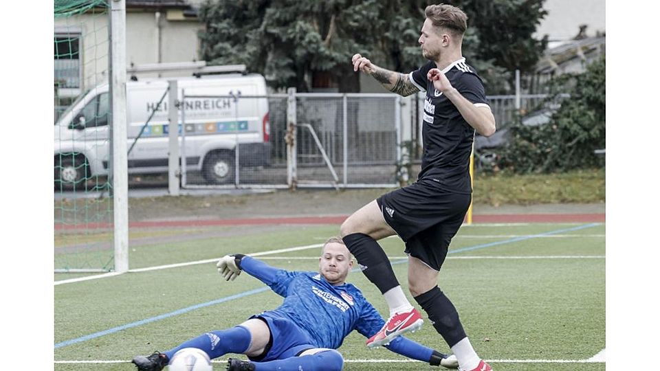 Tobias Schneider, hier im Dress von RWO Alzey bei der Fußabwehr gegen Robin Lehmann vom SVW Mainz, könnte mittelfristig Daniel Diel den Stammplatz streitig machen.	Foto: Stefan Sämmer/hbz