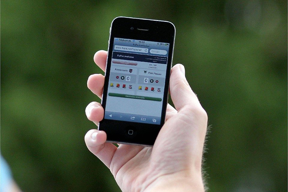 Stets gut informiert: Mit dem Liveticker per Handy. Foto: Privat