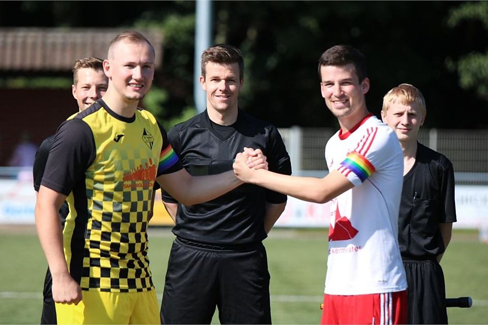 Kreisliga-Kapitäne mit bunten Binden vor dem Spiel Hagener SV gegen SV Hellern.