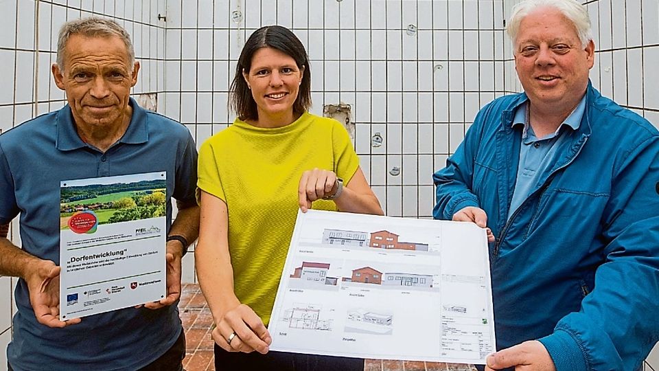 Den neuen Gebäudeplan zeigen (v. l.) Eugen Wellmann, Verena Mertens und Marc Knuffmann aus dem Ruller Vorstand in einer ehemaligen Duschkabine des maroden Gebäudes.