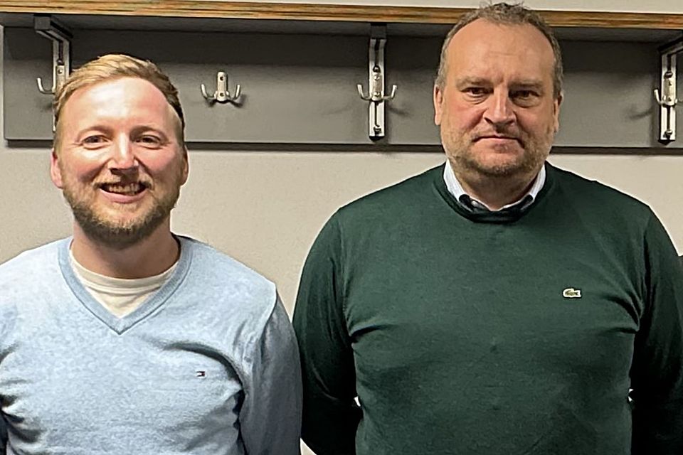 Bernd Scheibel (rechts) und Co Martin Hillen werden weiterhin das Riedener Trainergespann bilden. Bernd Scheibel (rechts) und Co Martin Hillen werden weiterhin das Riedener Trainergespann bilden.