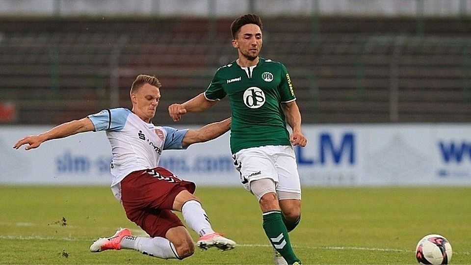 Nach seiner Rückkehr direkt mit dabei: Rene Guder (SC Weiche Flensburg 08) im Zweikampf mit Aleksander Nogovic (VfB Lübeck). Foto: objectivo.
