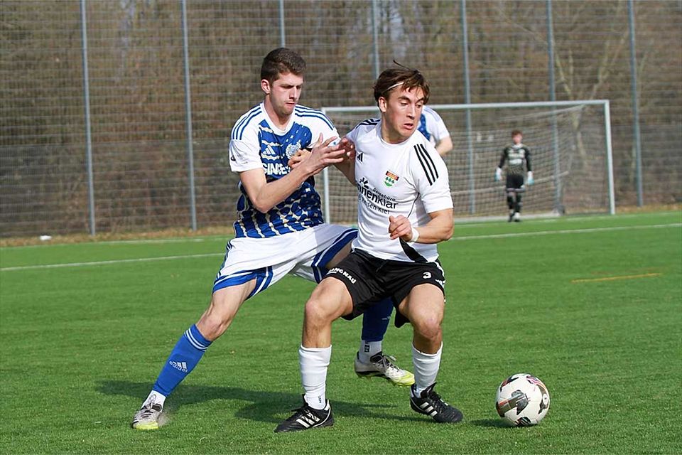 Brian Kliese (TSV Rantrum) erledigt seine Arbeit als Sechser gegen Kronshagens Linksverteidiger Till Wallenstein sehr gut.