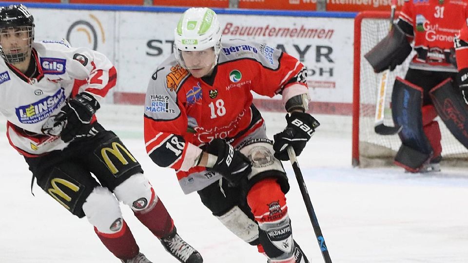 Unterstützung aus der Eishockeysparte: Valentin Hörndl (rotes Trikot) läuft im wichtigen Auswärtsspiel gegen Hausham für die Peißenberger Fußballer auf.