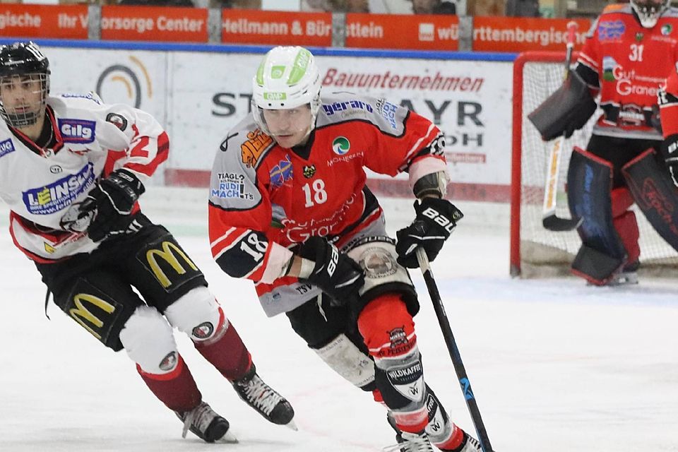 Unterstützung aus der Eishockeysparte: Valentin Hörndl (rotes Trikot) läuft im wichtigen Auswärtsspiel gegen Hausham für die Peißenberger Fußballer auf.