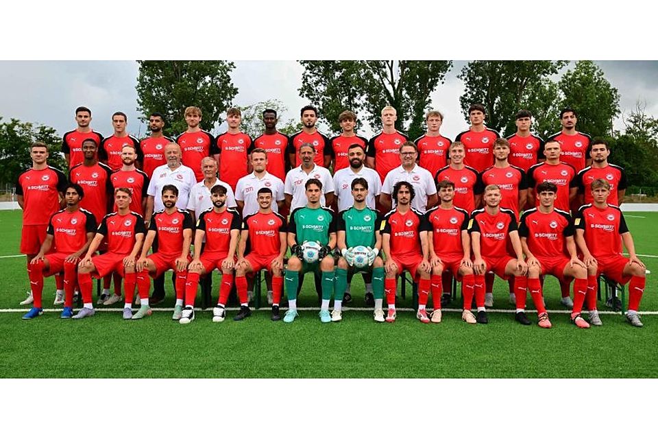 Die Mannschaft des SV Rot-Weiß Walldorf für die Hessenliga-Saison 2025/26 (von hinten links): Marko Andric, Joshua Fröls, Tim Grünewald, Otman Jaatit, Tewen Spamer, Hady Kallo, Noel Acun, Nicholas Beier, Nico Neukirch, Bennett Kruse, Nick Sauer, Lucas Scholze, Georgios Spanoudakis. Mitte links: Marvin Redl, Robert Metzler, Nils Fischer, Rolf Melk (Betreuer), Hans-Peter Becker (Betreuer), David Merten (Physio), Mario Di Falco (TW-Trainer), Serdar Parlak (Co-Trainer), Artur Lemm (Trainer), Yannick Pohland, Benedikt von Hagen, Leon Symmank, Eduard Zhakishev. Vorne links: Saran Ram Kumar, Joaquim Fazal, John Basim Yohanna, Ewert Yokana Baram, Yannis Severis, Tim Nieschler, Sebastian Hilger, Luca Fabio Manganielo, Henrik Sexauer, Peu Babot, Nathan Doganay, Jakob Vött.	Foto: Uwe Krämer