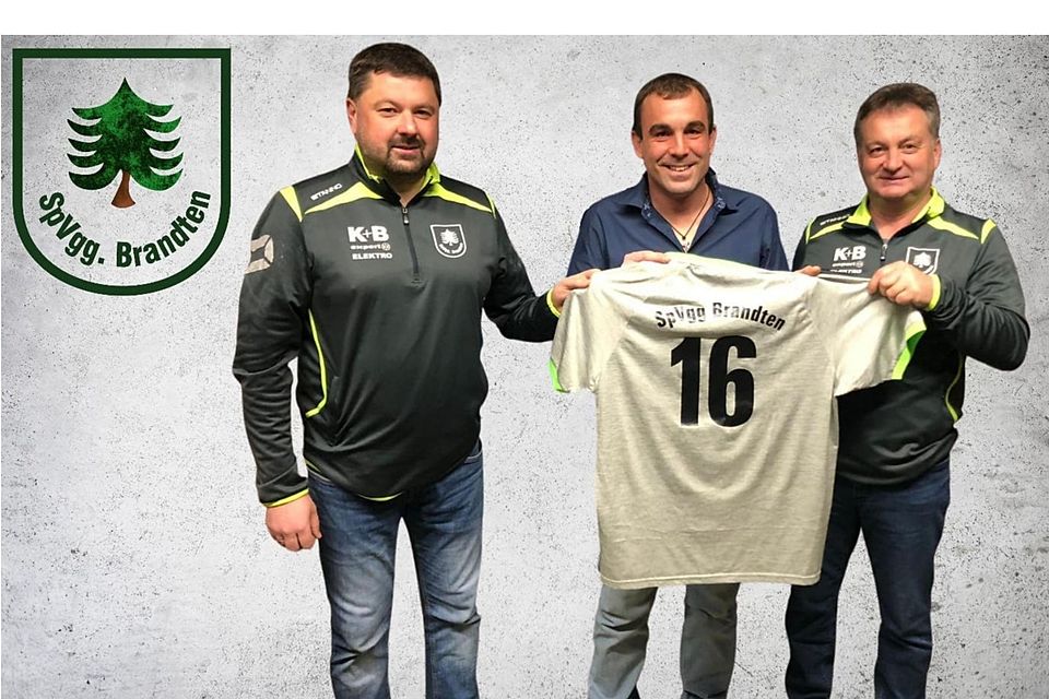 Brandtens Abteilungsleiter Michael Birnböck (li.) und Vorstand Max Probst nehmen den neuen Spielertrainer Patrick Heinzl in die Mitte Brandtens Abteilungsleiter Michael Birnböck (li.) und Vorstand Max Probst nehmen den neuen Spielertrainer Patrick Heinzl in die Mitte