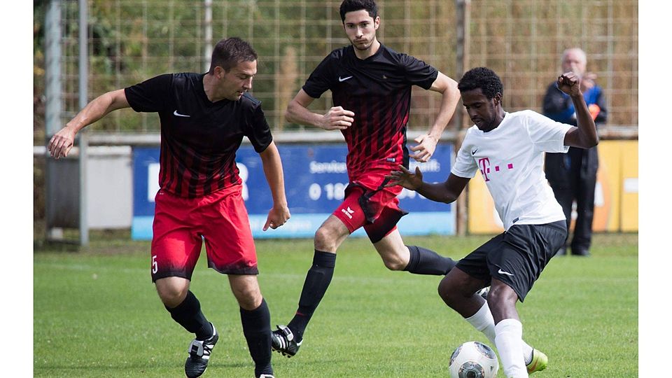 Hofheimer Übermacht: Sebastian Weyand und Marc Worschech (von links) wollen Bürstadts Hussam Ahmed den Ball abjagen. Foto: Thorsten Gutschalk