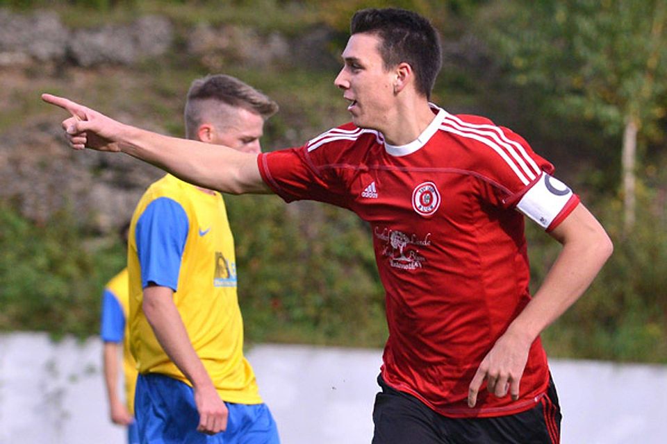 Der Bucher Manuel Schrapp freut sich über seinen Treffer zum 1:0 gegen den FV Senden. Am Ende gewann der TSV gegen den ursprünglichen Meisterschaftsfavoriten mit 3:2 und bleibt an der Tabellenspitze.  Foto: Horst Hörger