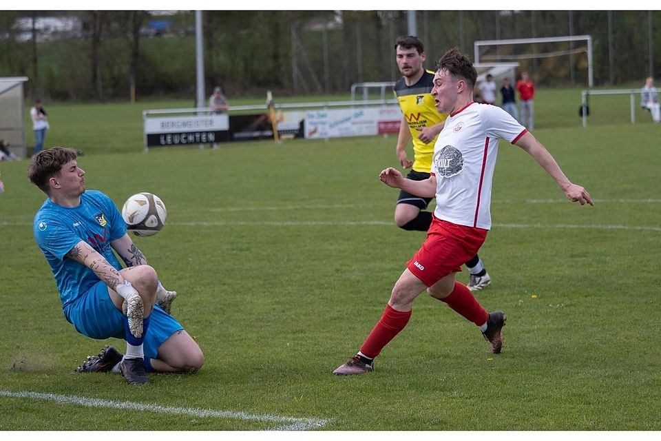 Viele Abwehraktionen mussten Moosach mit Torwart Tymofii Protsenko und Benedikt Vollmayer (hinten) gegen die Gäste überstehen. Hier scheiterte Baldhams Hakon Hild (r.).