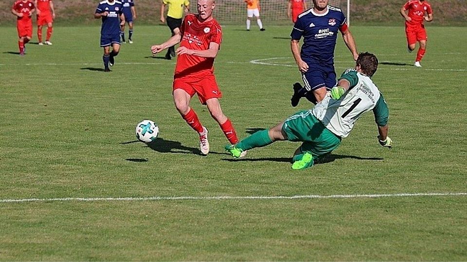 Die Entscheidung: Florian Zimmer (li.) enteilt SGH-Kapitän Jörg Schniering und umkurvt Keeper Benjamin Groß. 	Foto: inl