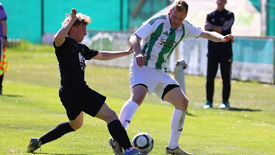 Drei Heim-Punkte gehen aufs Konto des FC Amberg (in Schwarz) und des geretteten FC Furth im Wald (Grün-Weiß).