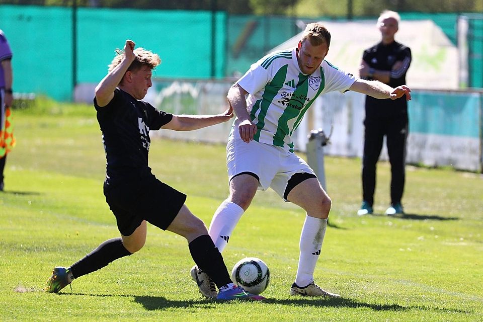 Drei Heim-Punkte gehen aufs Konto des FC Amberg (in Schwarz) und des geretteten FC Furth im Wald (Grün-Weiß).