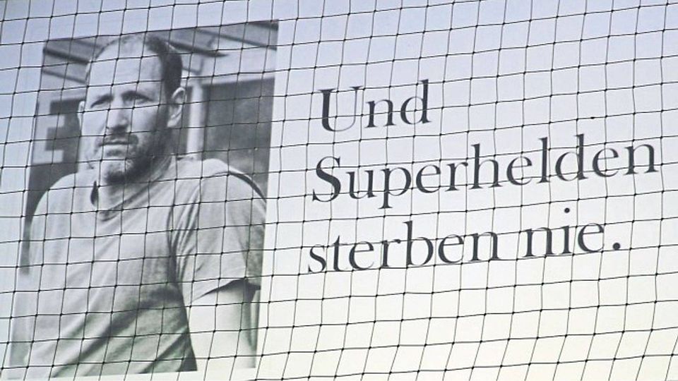 Emotionaler Abschied: Beim „Dachauer Hallenmasters“ verabschiedeten sich im Januar über 600 Zuschauer von Herbert Reischl. Der sportliche Leiter des ASV Dachau starb im Alter von 45 Jahren. FOTO: NORBERT HABSCHIED