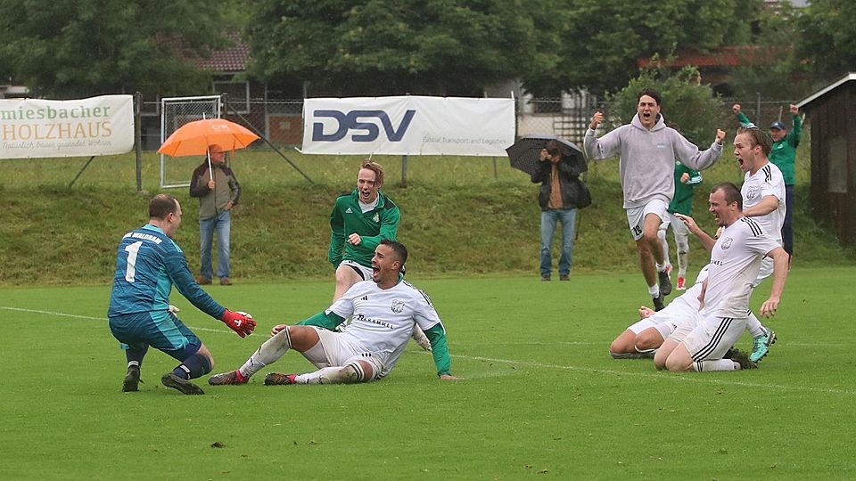 (v. li.) Torhüter Florian Schubert, (auf Knien) Abdul Kabbaj, Luca Hensel (grüne Jacke), Julian Birker, Yannick Kutz und Georg Beckmann.