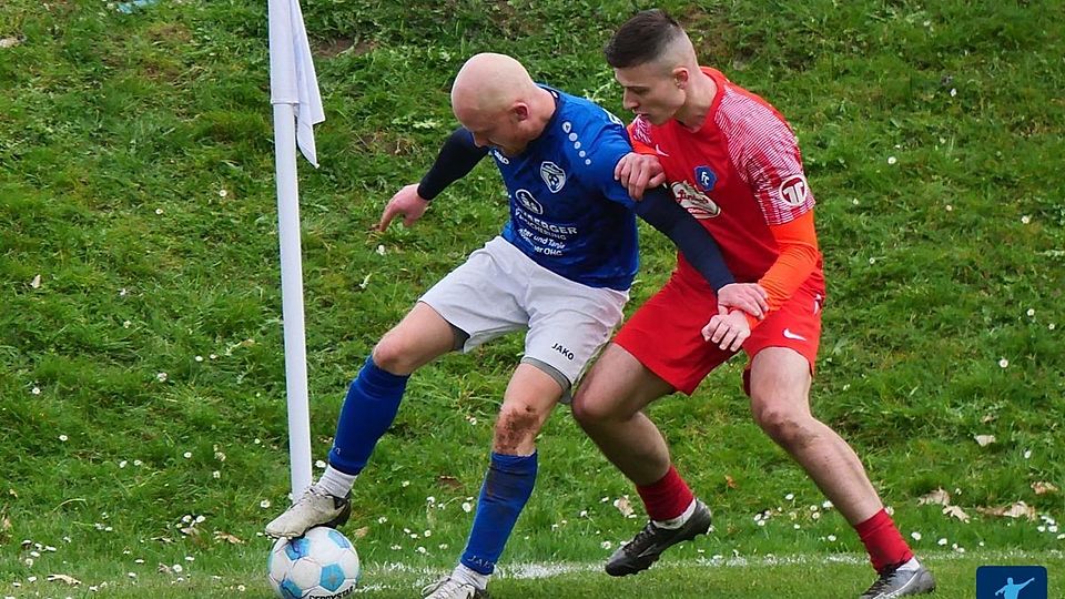 Die SG Simonswald/Obersimonswald (blaues Trikot) distanzierte im direkten Duell den Verfolger aus Denzlingen. 