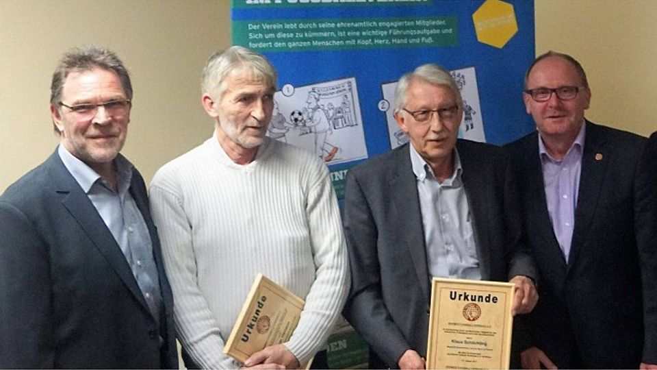 Michael Grell, links, und Axel Zielinski (rechts) ehrten vom Sportamt "Rasenpapst" Rainer Hamann (Zweiter von links) und Amtsleiter Klaus Schlichting mit der silbernen Ehrennaldel des BFV. Foto: Volker Schmidt