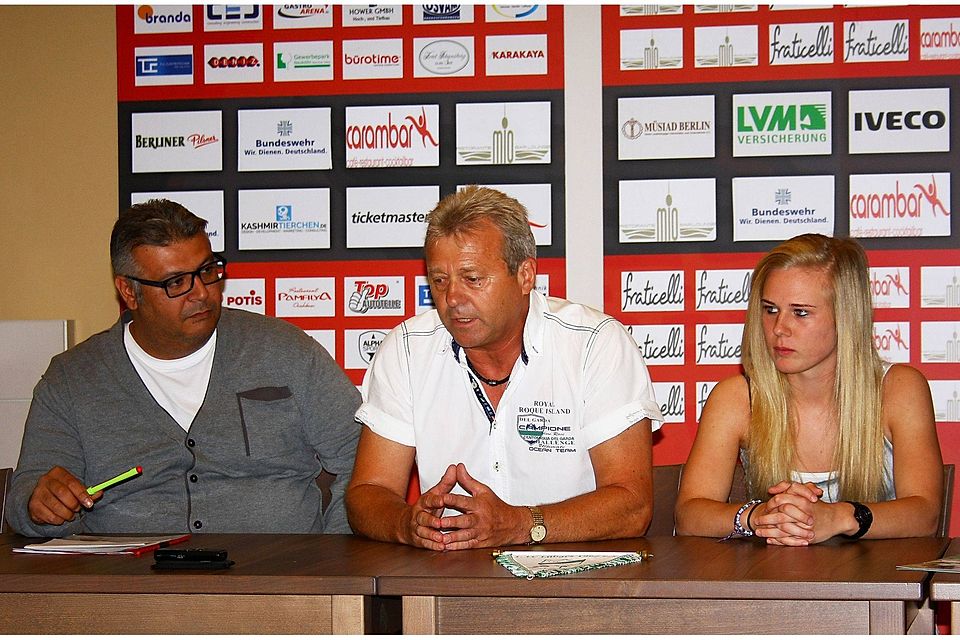 (v.l.n.r.) Moderator Yalcin Karaoglan, Jürgen Franz (Trainer 1.FC Lübars), Celine Dey (Spielerin 1.FC Lübars)