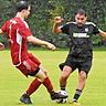 Der TSV Alling (rote Trikots) im Spiel gegen den SC Maisach (in Schwarz).