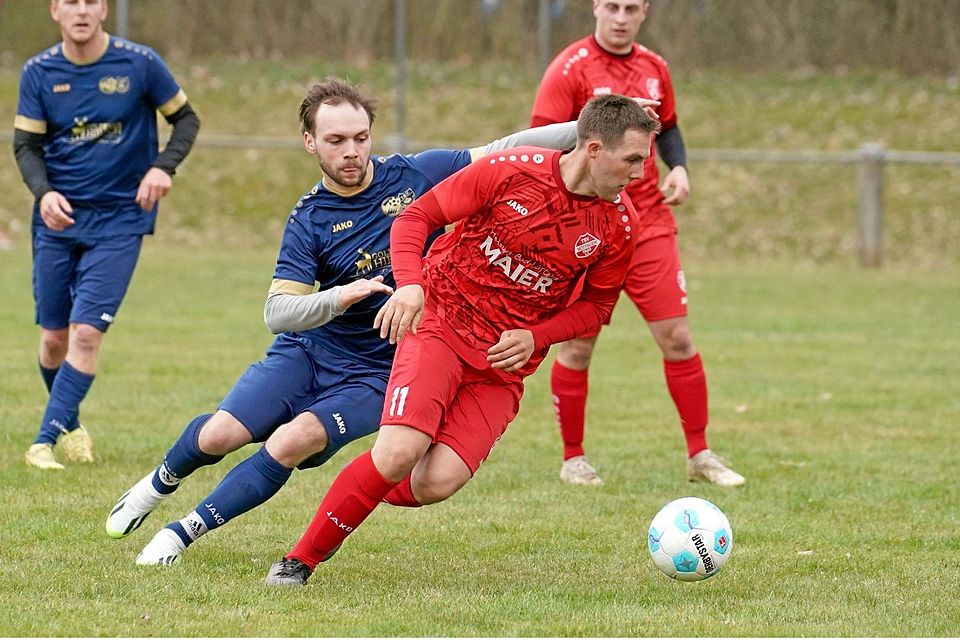 Toni Hagel (rechts) holte mit dem TSV Möttingen zwar einen Punkt bei der SG Ebermergen, viel hilft ihm das im Abstiegskampf jedoch nicht.
