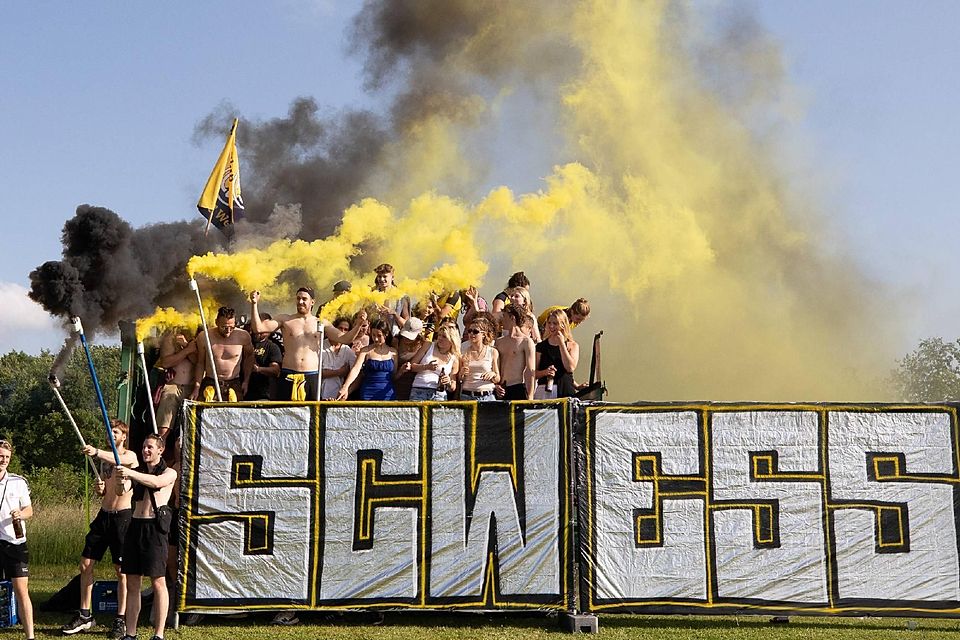 Da geht der Rauch auf: Die Fans des SC Weßling feierten frenetisch den Aufstieg ihrer Mannschaft in die Kreisliga. Für die Bernbeurener geht das Unternehmen „Klassenerhalt“ indes am morgigen Mittwoch weiter.