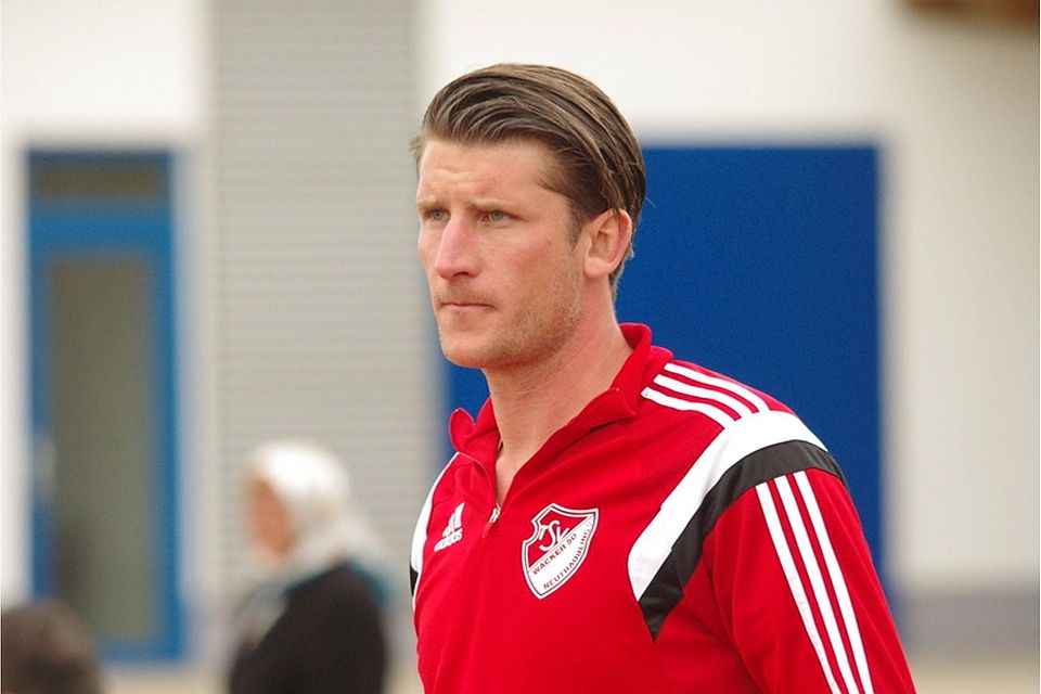 Nach drei Platzverweisen verging TSV-Trainer Thomas Schön das Lachen. Dennoch schaffte sein Team ein 0:0 gegen Wiesent. F: lst
