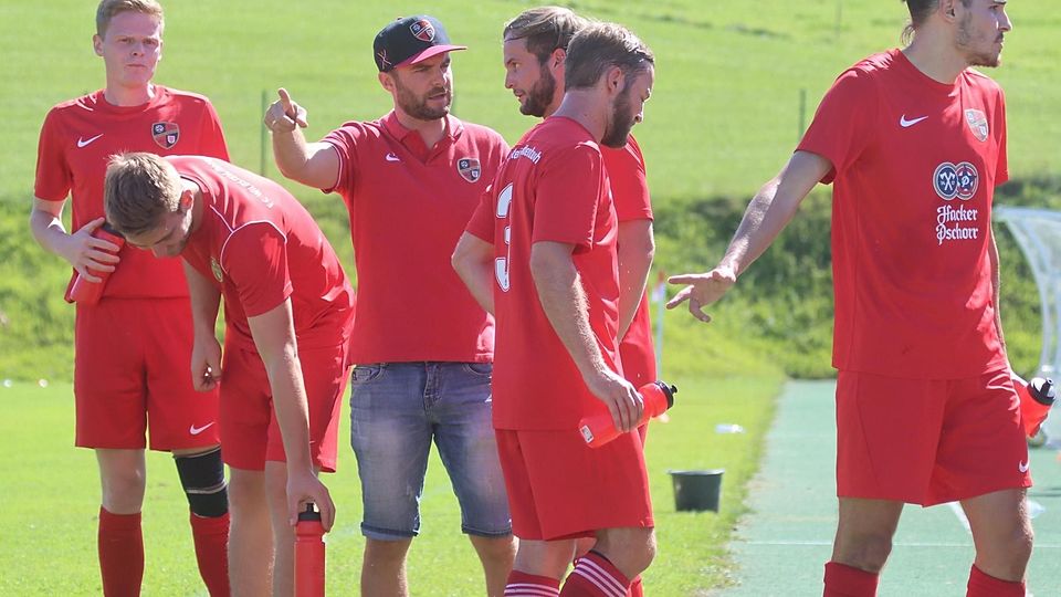 Anweisungen an sein Team gibt Trainer Fabian Lindauer hier bei einer Trinkpause.