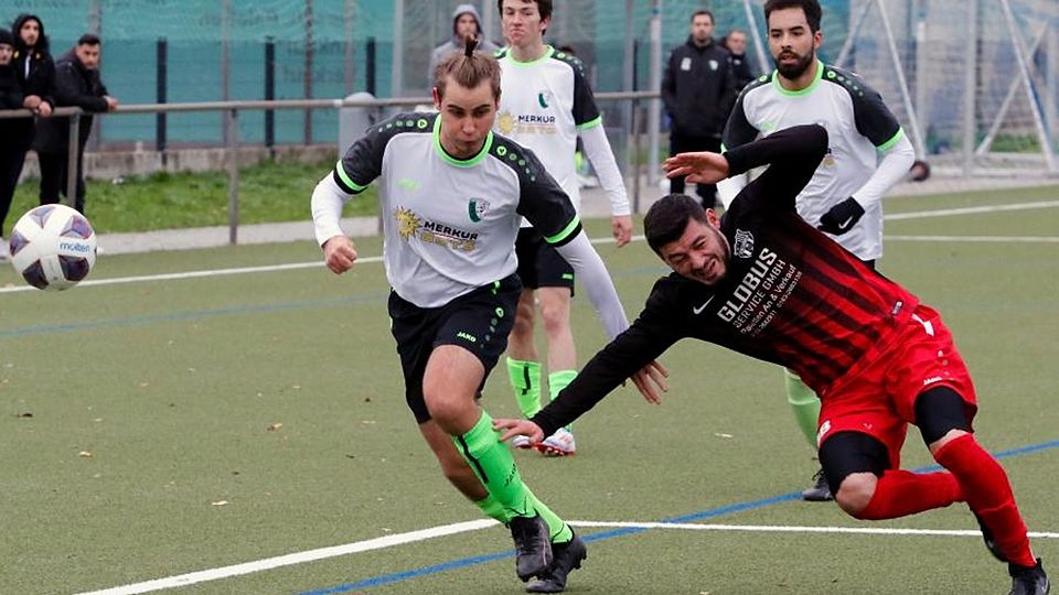 Nervenaufreibende Partie: Veli Tanis (rechts), der Gencler Bischofsheim in der Nachspielzeit per Strafstoß noch zum Sieg schießt, im Duell mit Stockstadts Dmitrij Heumann.