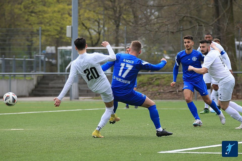 Sowohl Fortuna Mombach (hier in weiß) als auch der SV Horchheim (blau) gewinnen ihre Partien am vorletzten Spieltag.