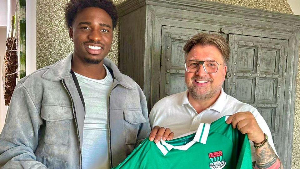 Schweinfurtts Klubboss Markus Wolf (re.) mit Uche Obiogumu
