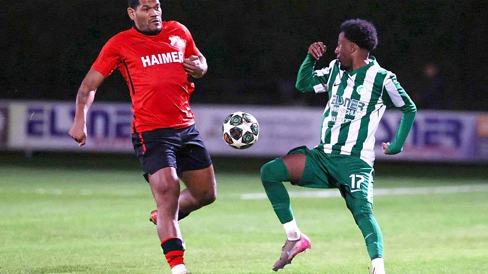 Anfangs hatte Dominic Robinson (links) so seine liebe Mühe mit dem Manchinger Romeo Öxler, trotzdem setzte er sich mit dem TSV Aindling im Nachholspiel durch.