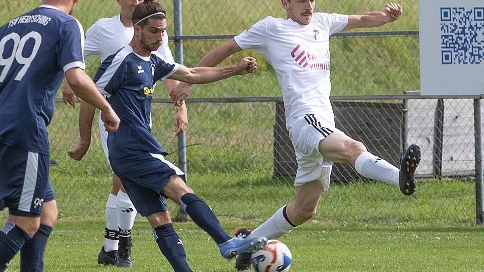 Spielender Co-Trainer mit ausgeprägtem Torinstinkt: Daniel Fischer (am Ball) hat für den TSV Herrsching bereits 17 Treffer erzielt.
