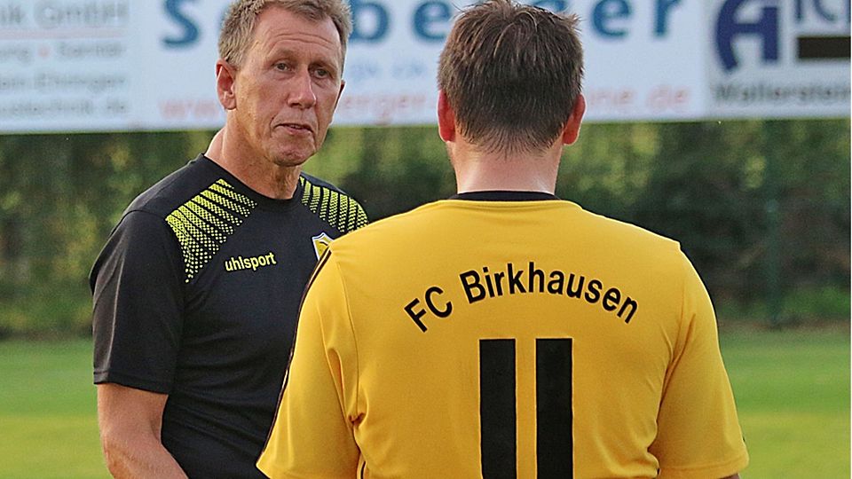 Hans Demel (hier im Gespräch mit Dominik Lemmermeyer von der SG Munzingen/Birkhausen) ist nur noch bis zum Saisonende Trainer des BC Huisheim.