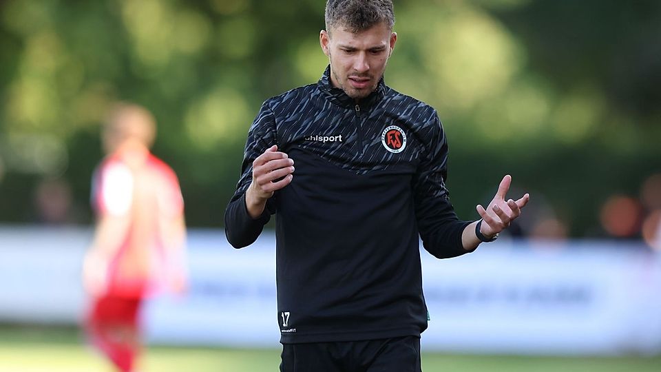 Der FSV Pfaffenhofen (im Bild Spielertrainer Daniel Zanker) musste sich beim FC Stätzling mit einem Unentschieden begnügen.