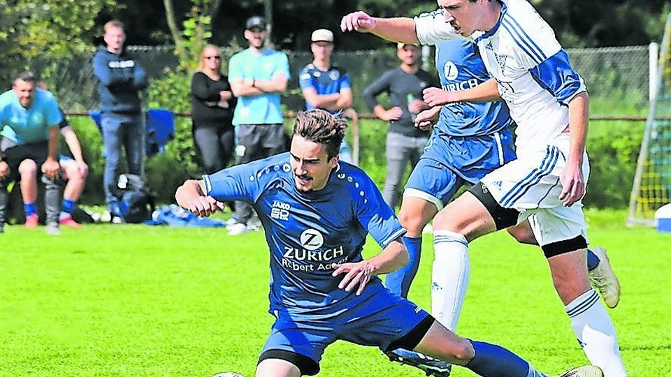 Randeraths Torschütze Patrick Kurz (weißes Trikot) setzt sich gegen Breberens Eric von Heel durch.