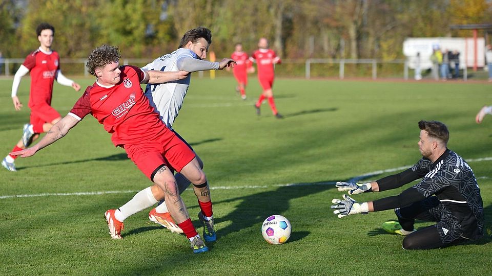 Beim Unentschieden gegen den Tabellenführer blieb Königsbrunns Torjäger Luca Sommer (rotes Trikot) diesmal ohne Treffer.