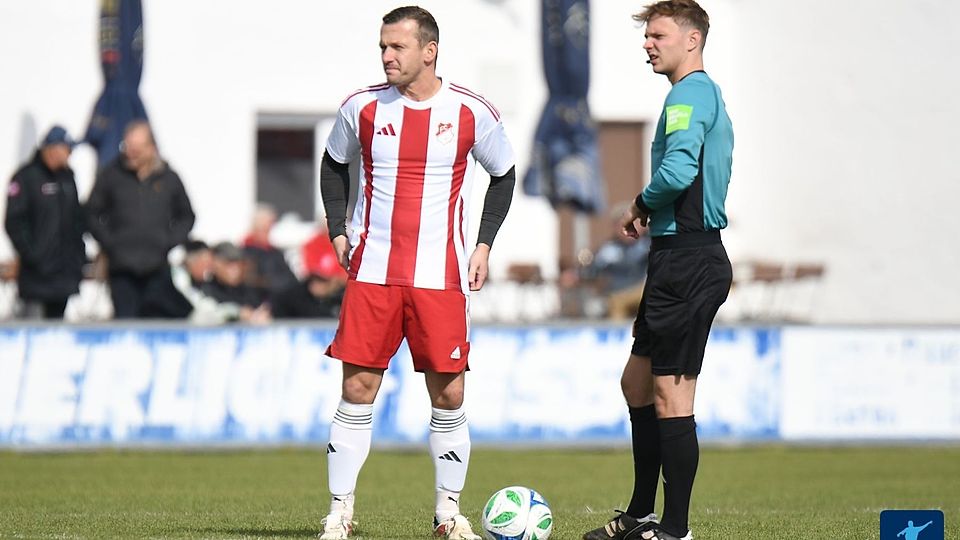Walkertshofens Spielertrainer Christian Brandl (li.) schnürte gegen den TV Geisenhausen einen Dreierpack 
