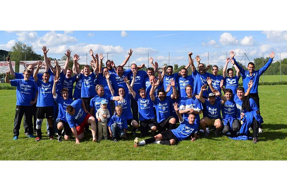 Der TSB Ravensburg feiert die Meisterschaft in der Fußball-Kreisliga B und steigt in die A-Klasse auf. Foto: privat
