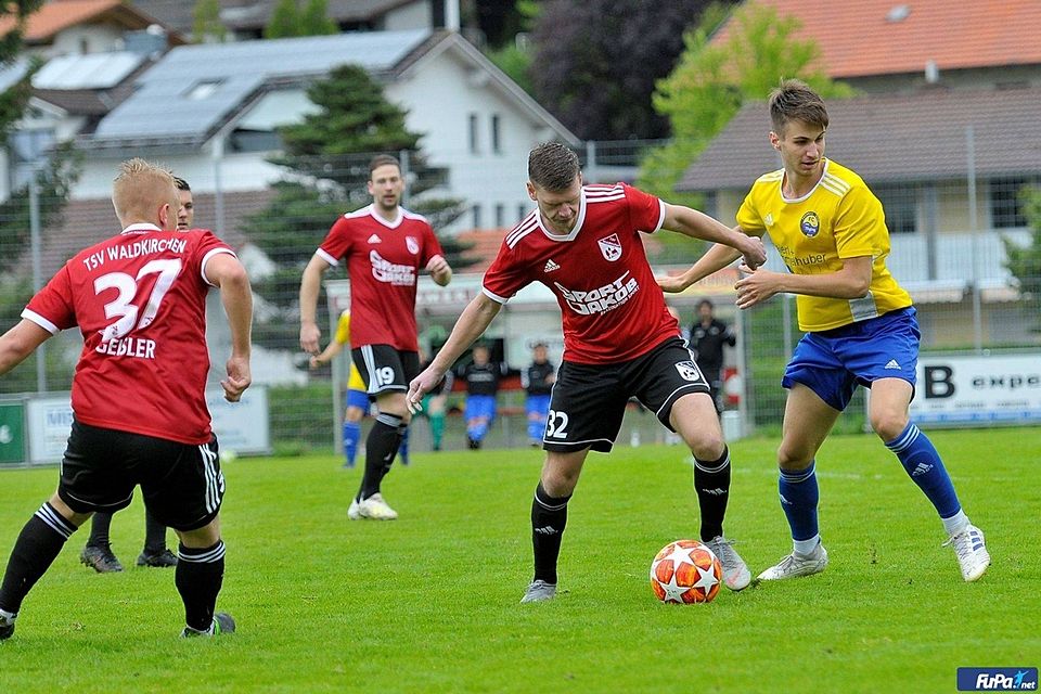 Der TSV Waldkirchen (in rot) hofft gegen Traunstein auf ein Erfolgserlebnis 