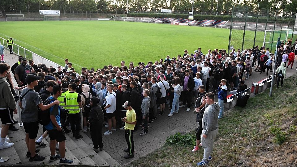 Was ist hier denn los? 4500 Fans kamen zu einem Testspiel des Influencer-Vereins aus der Kreisliga-C.