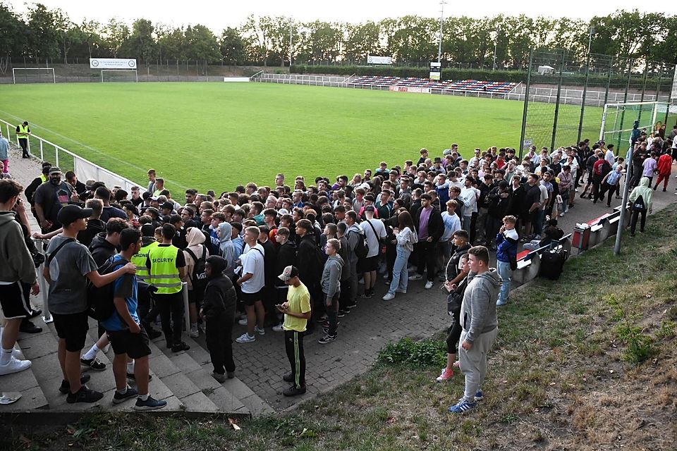 Was ist hier denn los? 4500 Fans kamen zu einem Testspiel des Influencer-Vereins aus der Kreisliga-C.