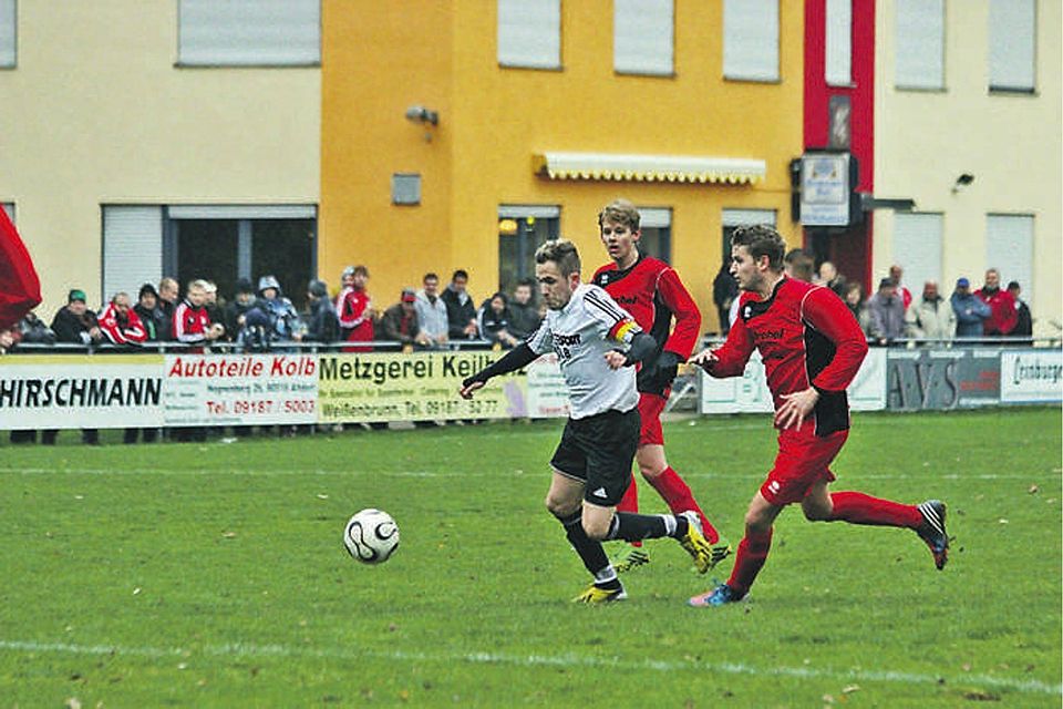 In Weißenbrunn mussten die Akteure von Spitzenreiter FC Schnaittach (dunkle Trikots) dem Sieg lange hinterherlaufen. Zum Erfolg war eine Standardsituation kurz vor der Pause nötig (F: S. Vogt).