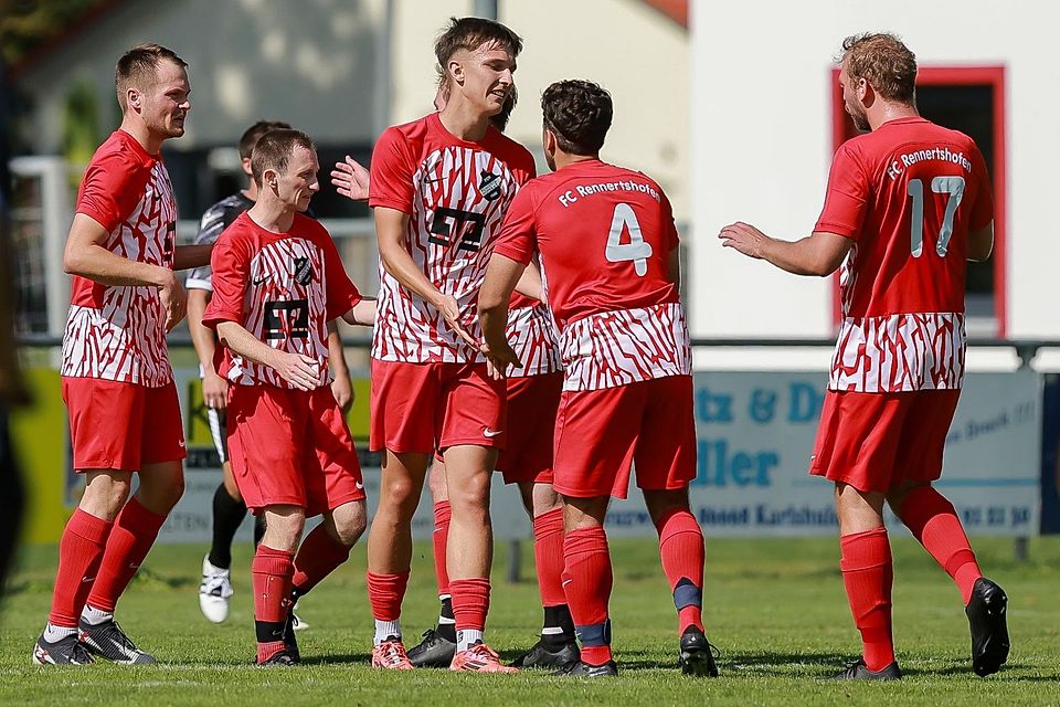 Freude und Erleichterung: Die Kicker des FC Rennertshofen beendeten mit einem 3:1-Erfolg beim SV Klingsmoos ihre Niederlagen-Serie.